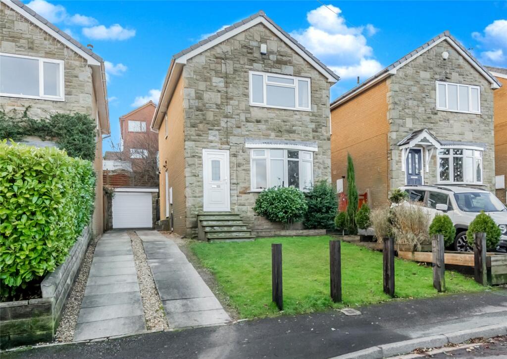 3 bedroom detached house for sale in Spring Bank Drive, Liversedge