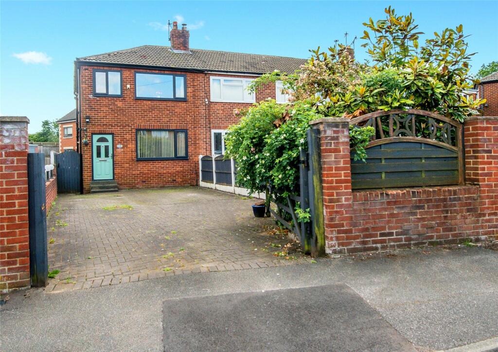 4 bedroom terraced house for sale in Houldsworth Avenue, Heckmondwike