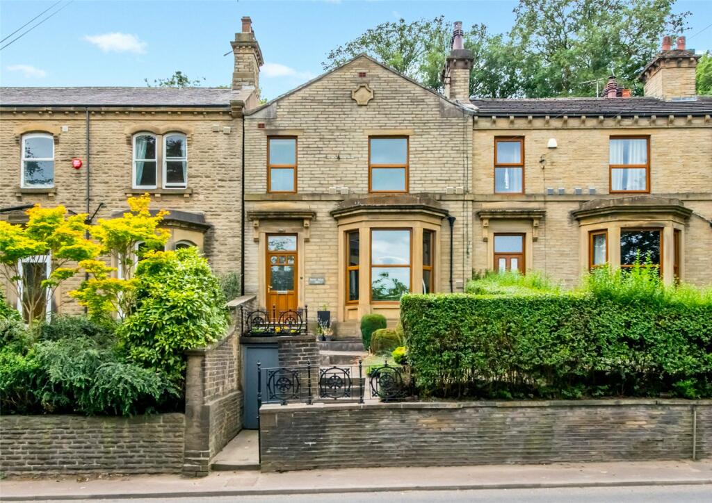 3 bedroom terraced house for sale in Bradford Road, Cleckheaton, West