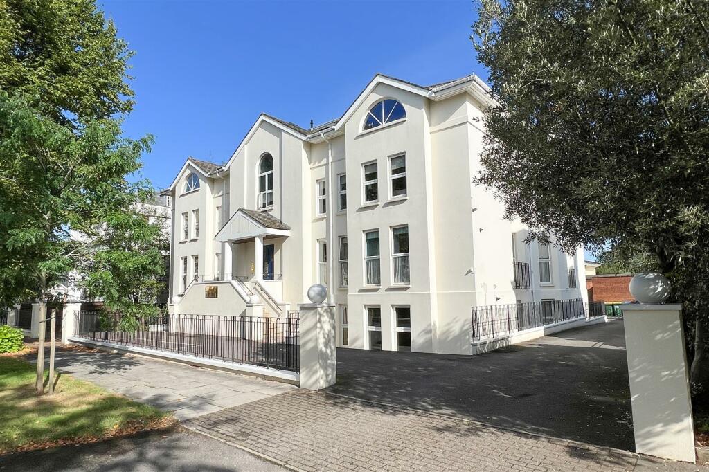 3 bedroom flat for sale in Pittville, Cheltenham, GL50