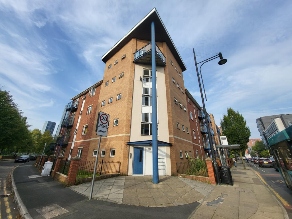 4 bedroom flat for sale in 290 Stretford Road, Hulme, Manchester. M15 5TQ, M15