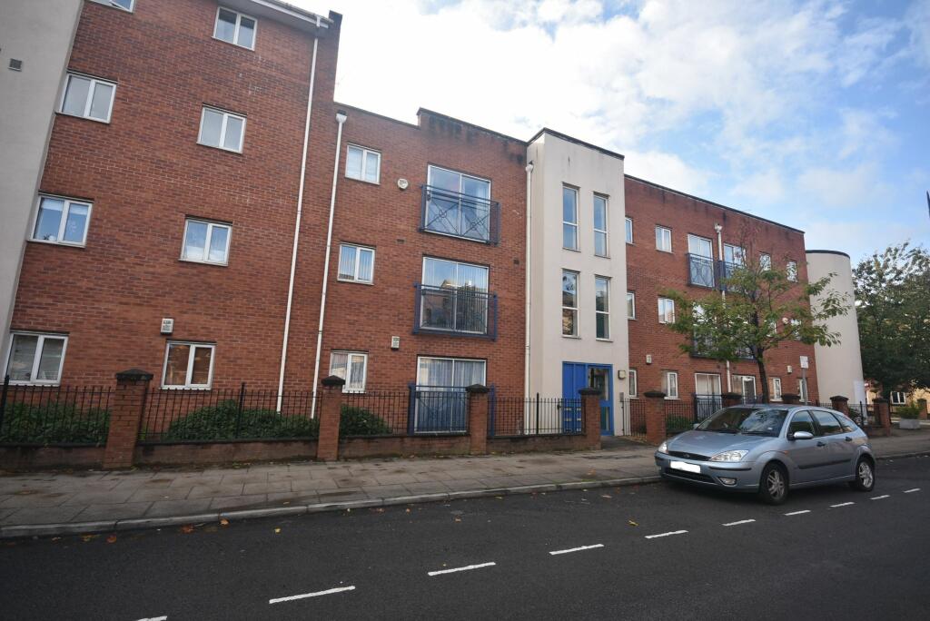 3 bedroom flat for sale in Stretford Road, Hulme, Manchester. M15 4AY, M15