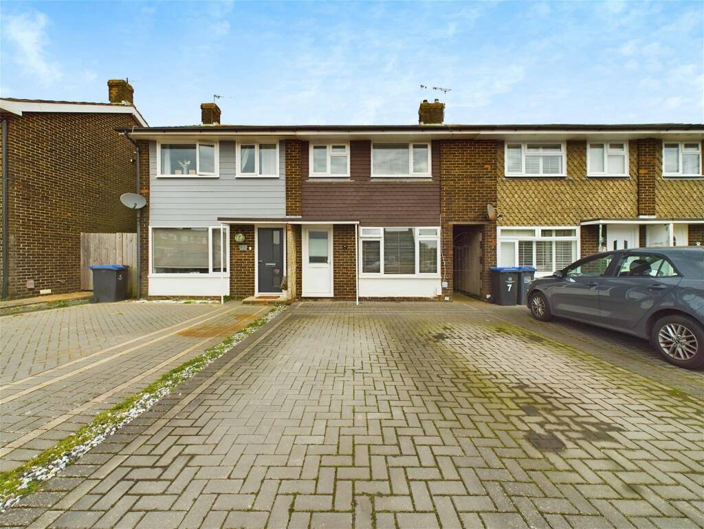 3 bedroom terraced house for sale in Garden Close, Sompting, BN15