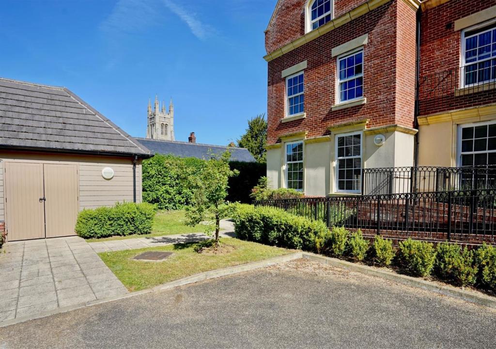 1 bedroom apartment for sale in Apartment , Garden Court, Cemetery Road