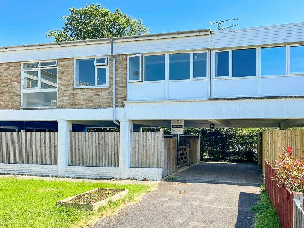 4 bedroom terraced house for sale in Crisspyn Close, Horndean, PO8