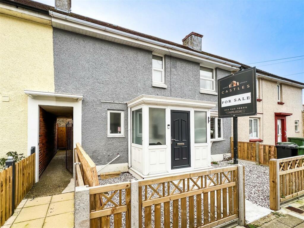 3 bedroom terraced house for sale in Sandown Road, Cosham, PO6