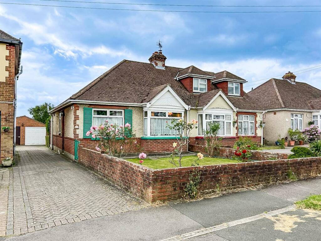 2 bedroom semidetached bungalow for sale in The Crossway, Portchester