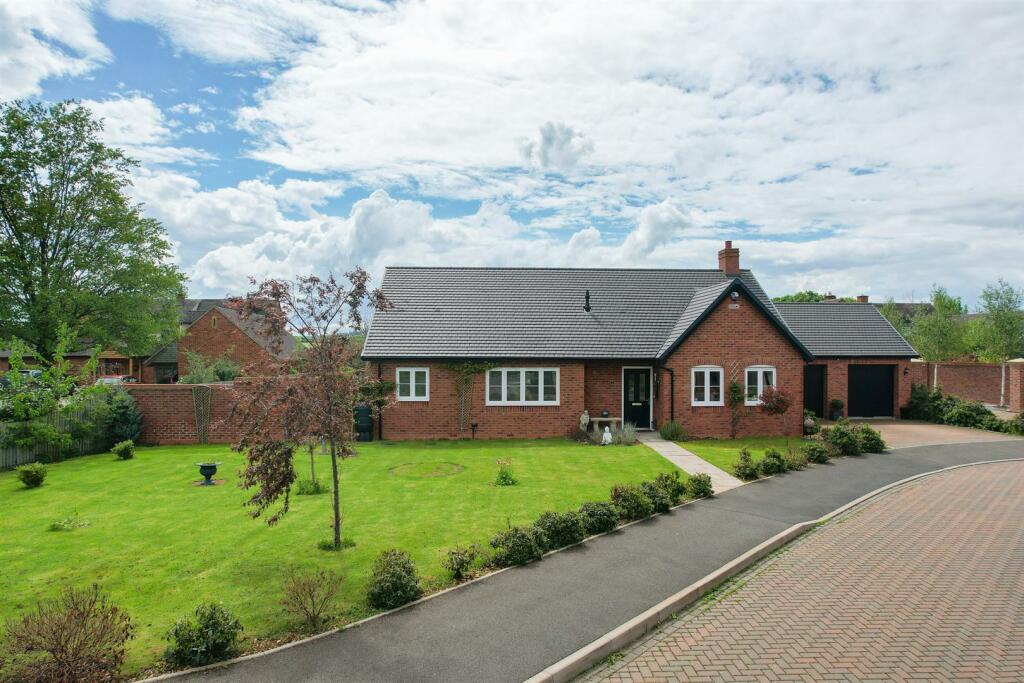 3 bedroom detached bungalow for sale in Hawkins Way, Newbold On Stour
