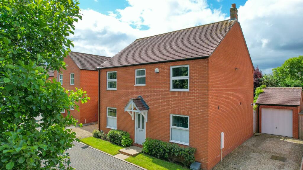4 bedroom detached house for sale in David Way, Stratford