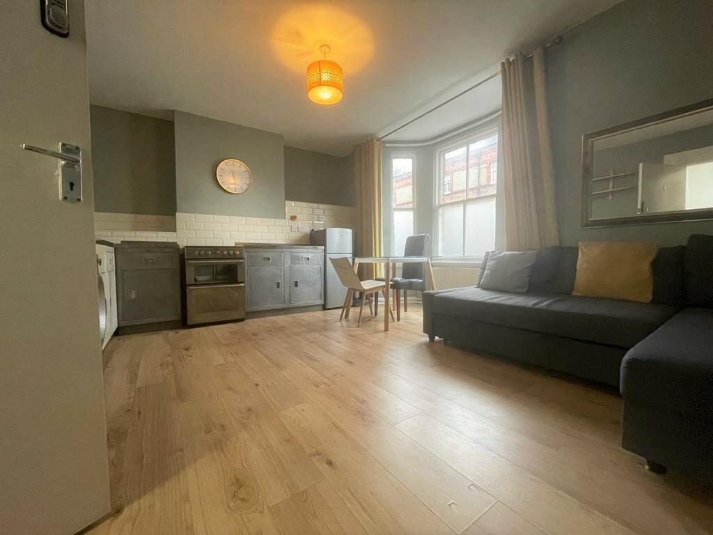 2 bedroom flat for rent in Lark Lane, Liverpool, L17