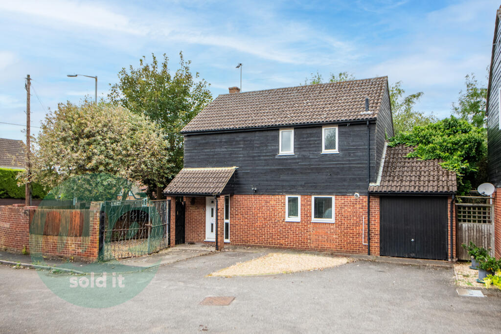 4 bedroom detached house for sale in Cosy Corner, Aston Clinton
