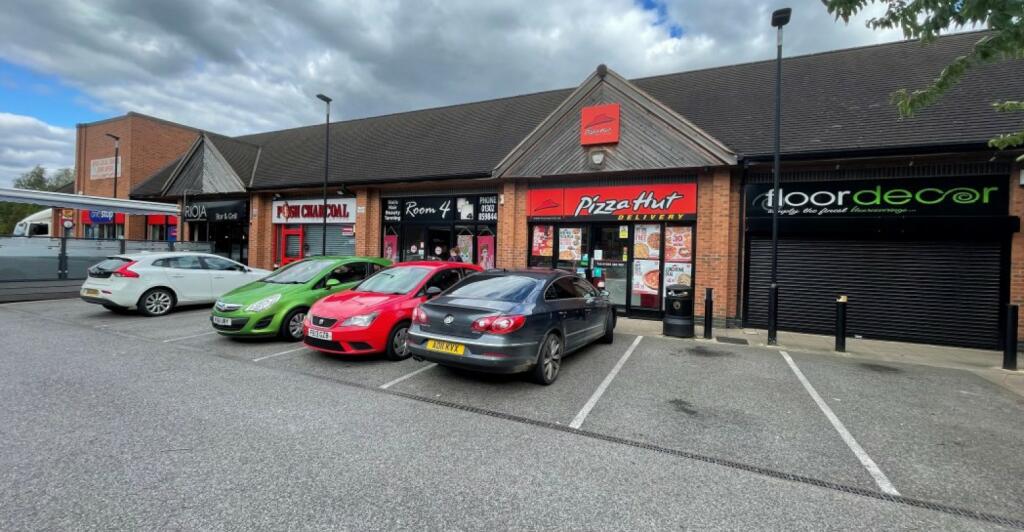 Convenience store to lease in Unit 5, Woodfield Plantation, Doncaster, DN4