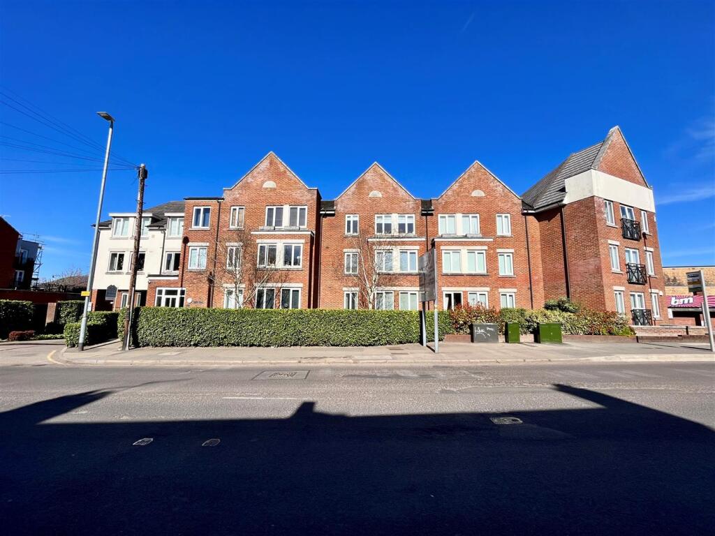 Main image of property: 65 Walsworth Road, Hitchin