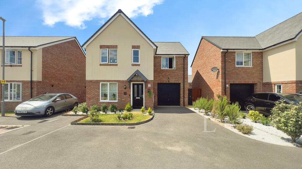 Main image of property: Lynchets - Beautiful 3-Bedroom Home with Garage, Driveway and Large Garden - LU2