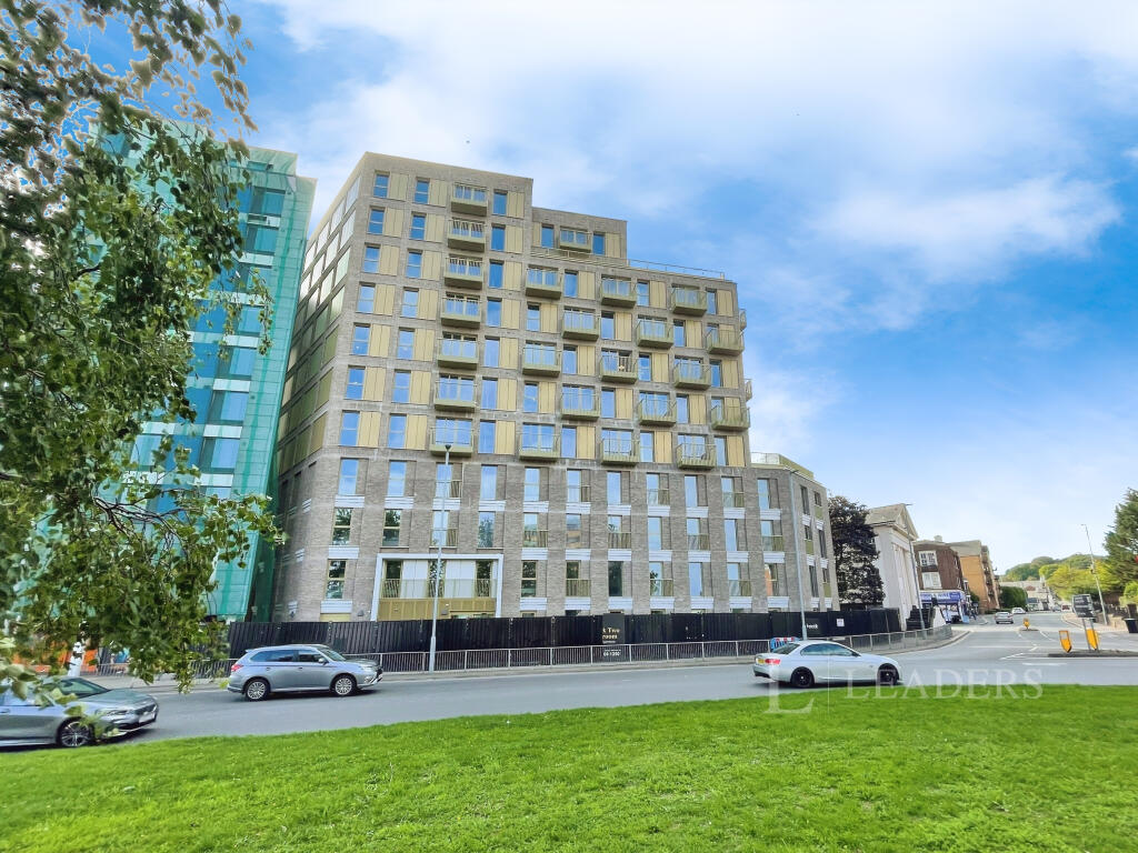 Main image of property: One bedroom Apartment in The HIVE – Close to Town & M1 - LU1