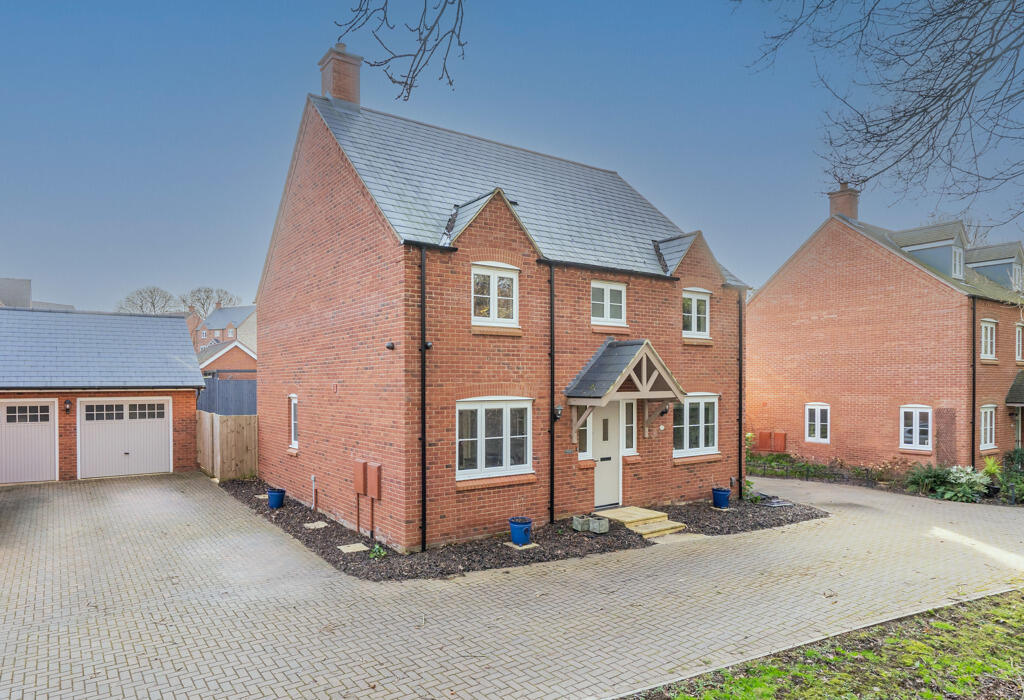 3 bedroom detached house for sale in Bath Meadow, Towcester