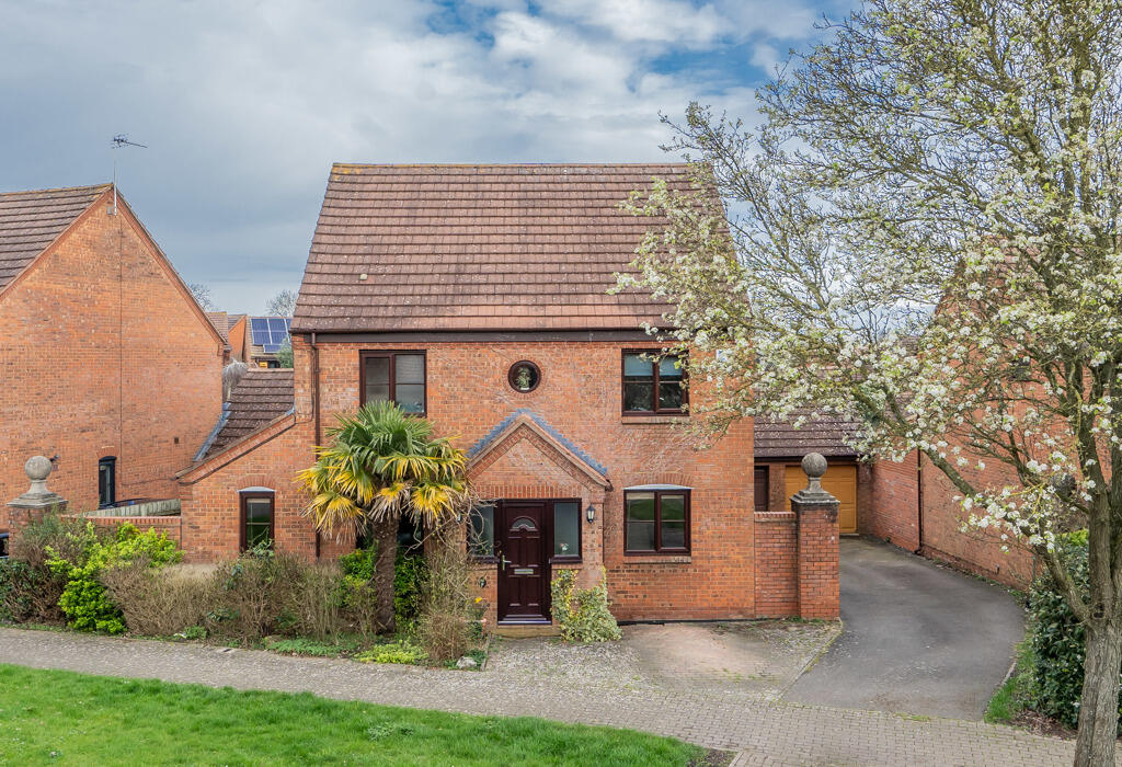 4 bedroom detached house for sale in Burdeleys Lane, Shenley Brook End