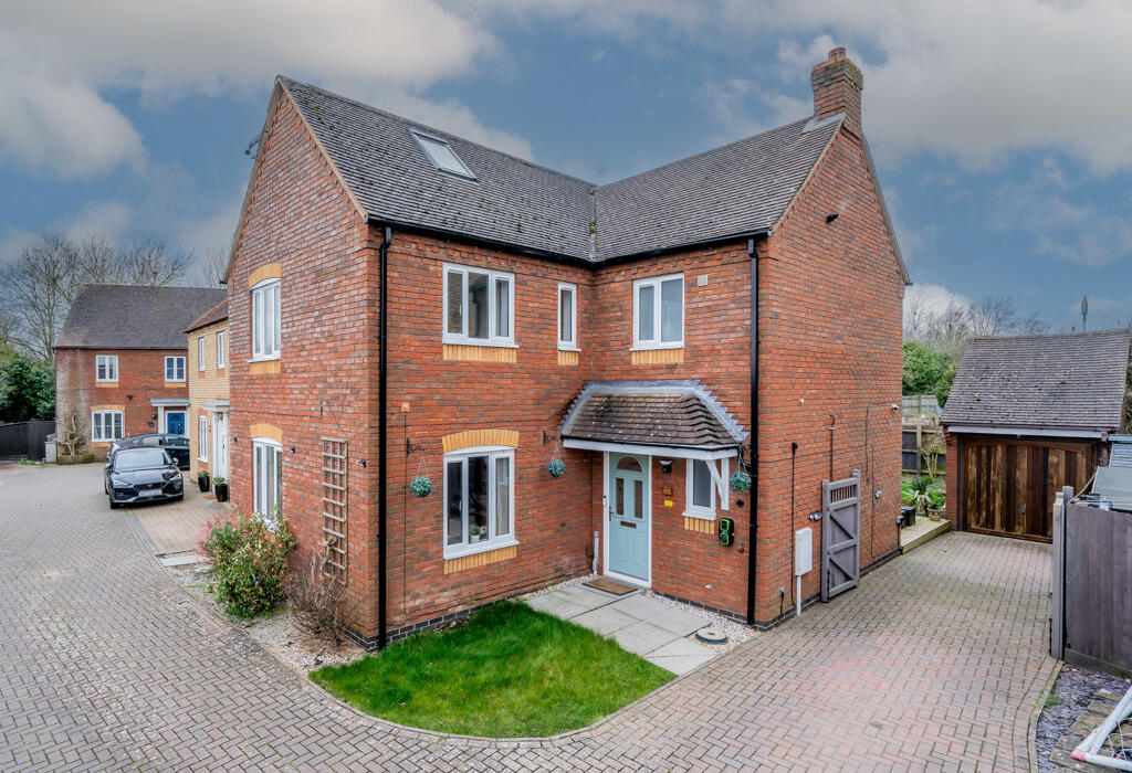6 bedroom detached house for sale in Stoneleigh Court, Westcroft