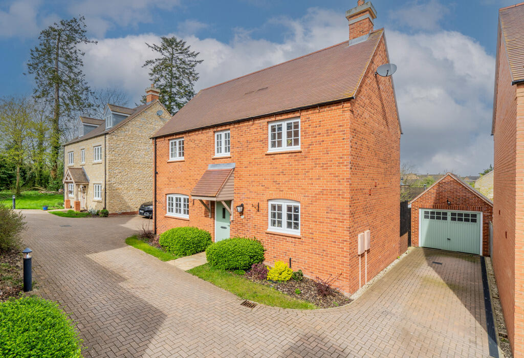 4 bedroom detached house for sale in Redhouse Drive, Towcester