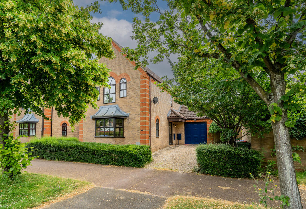 3 bedroom detached house for sale in Pigott Drive, Shenley Church End