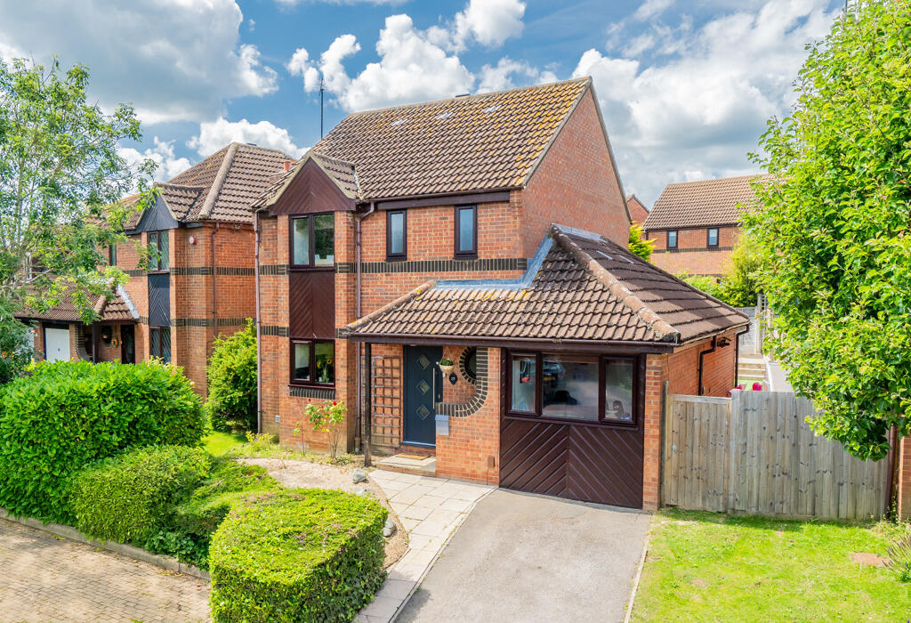 3 bedroom detached house for sale in Cartmel Close, Bletchley, Milton