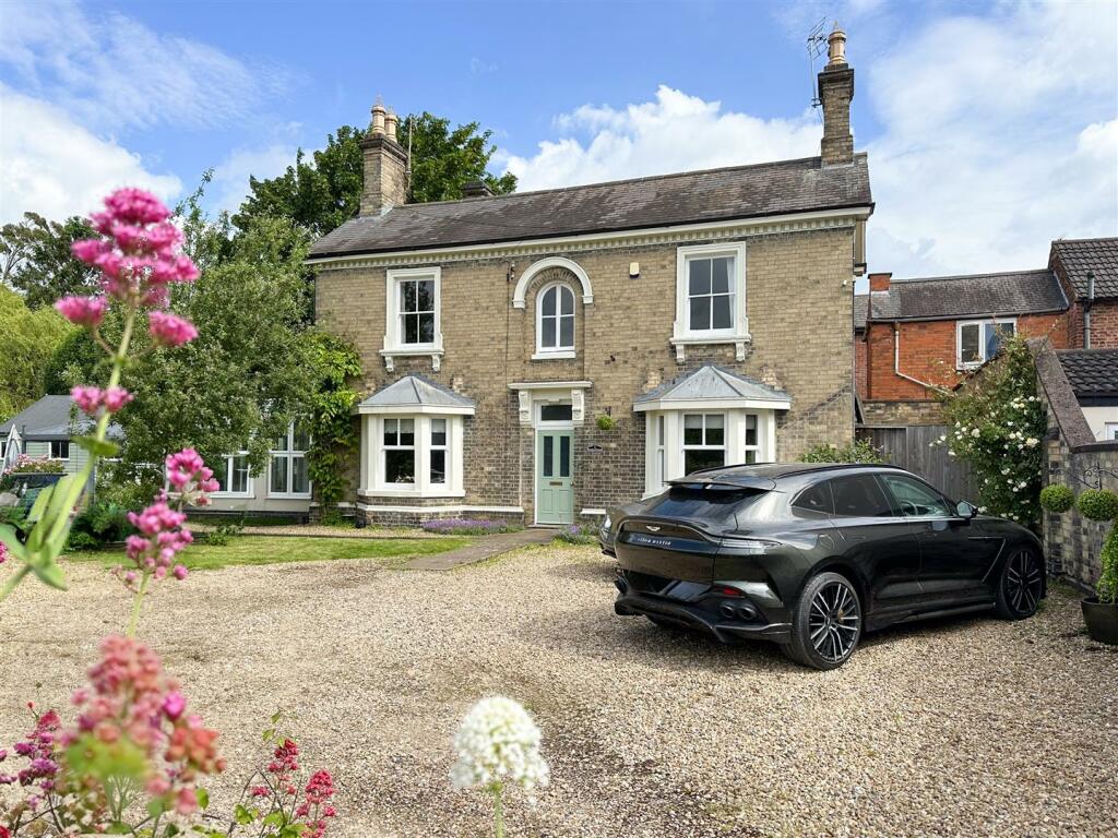 5 bedroom detached house for sale in High Street, Barrow Upon Soar