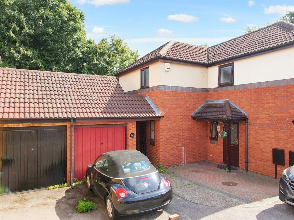 3 bedroom semidetached house for sale in Wallmead Gardens, Loughton