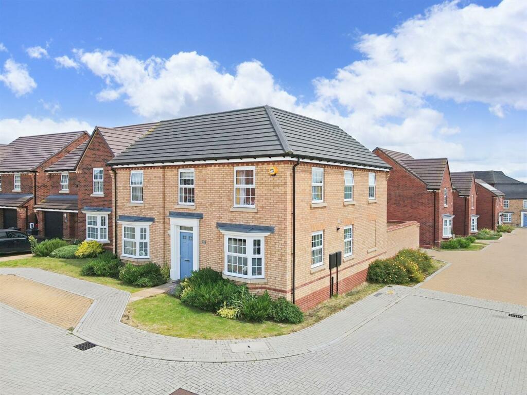 4 bedroom detached house for sale in Magnus Grove, Fairfields, Milton