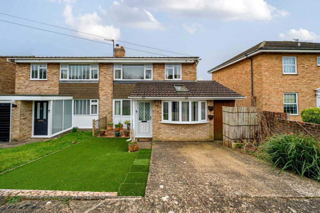 3 bedroom semidetached house for sale in Hawthorn Rise, Stroud, GL5