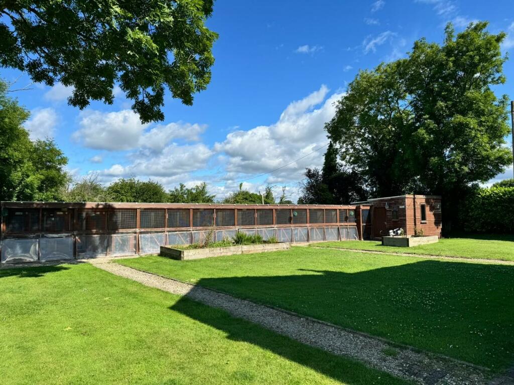 3 bedroom detached house for sale in Standish Lane, Moreton Valence