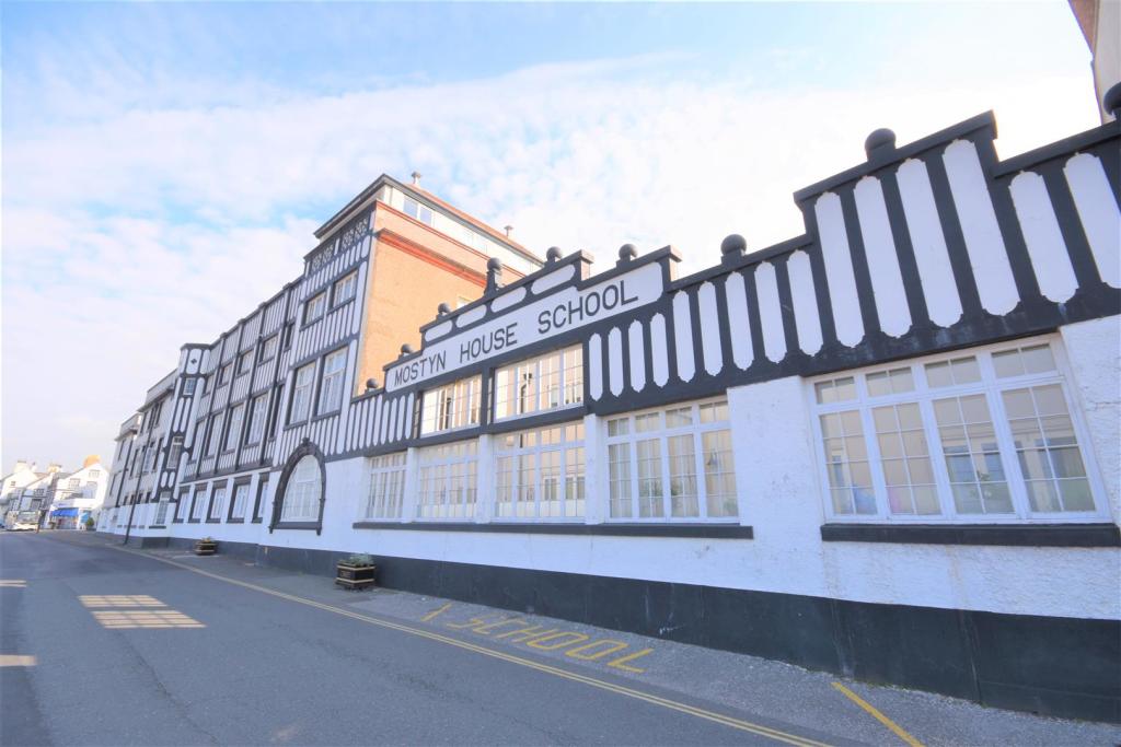 2 bedroom apartment for sale in Mostyn House, Parkgate, CH64