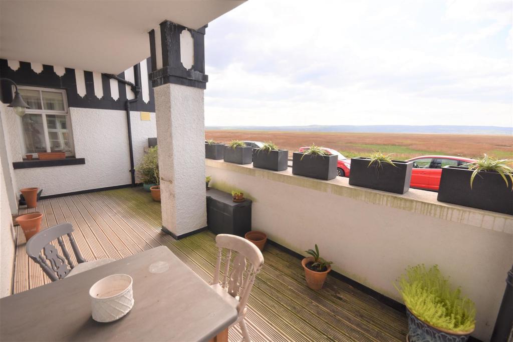 2 bedroom apartment for sale in Mostyn House, Parkgate, CH64