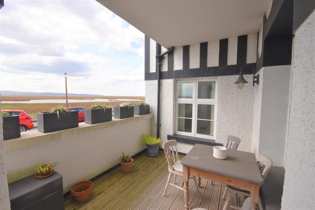 2 bedroom apartment for sale in Mostyn House, Parkgate, CH64