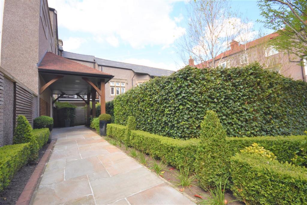 2 bedroom apartment for sale in Mostyn House, Parkgate, CH64