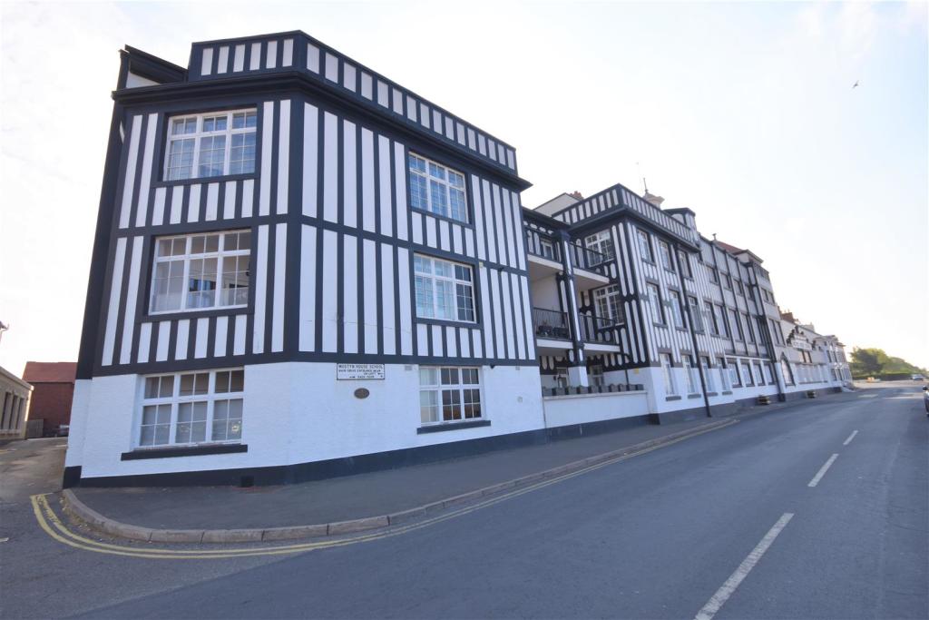 2 bedroom apartment for sale in Mostyn House, Parkgate, CH64
