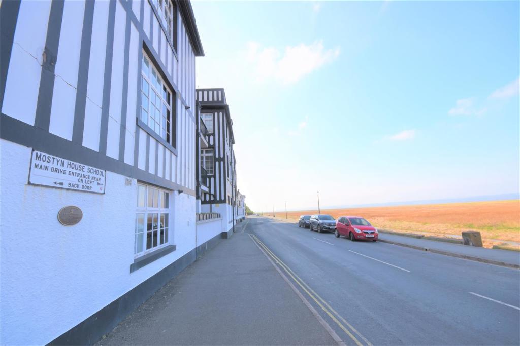 2 bedroom apartment for sale in Mostyn House, Parkgate, CH64