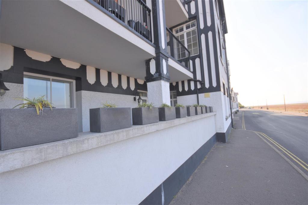 2 bedroom apartment for sale in Mostyn House, Parkgate, CH64