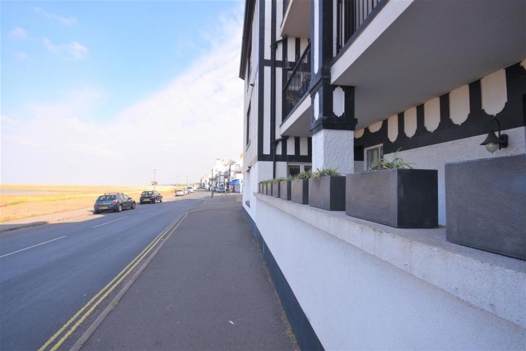2 bedroom apartment for sale in Mostyn House, Parkgate, CH64
