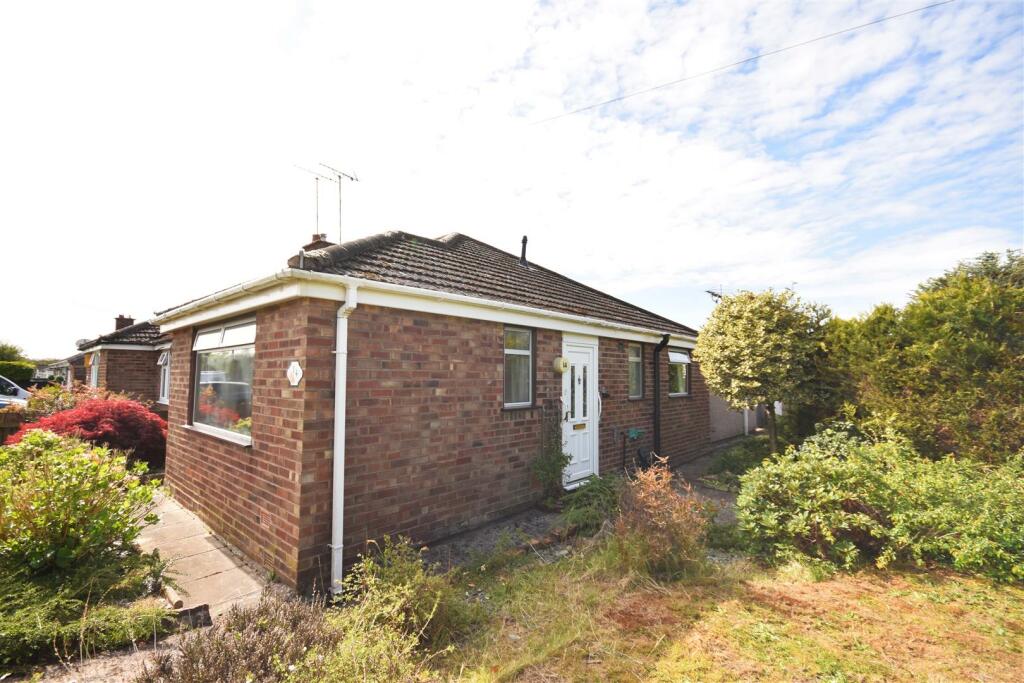 2 bedroom semidetached bungalow for sale in Breezehill Road, Neston, CH64