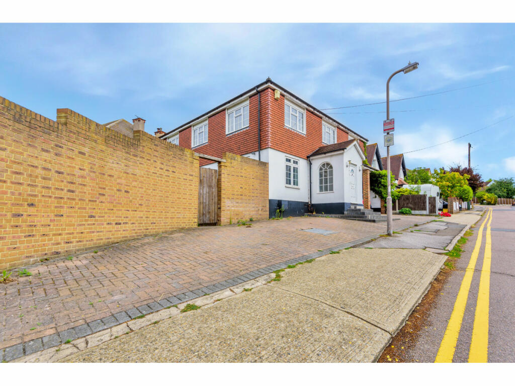 5 bedroom detached house for sale in St. Marys Drive, Benfleet, SS7