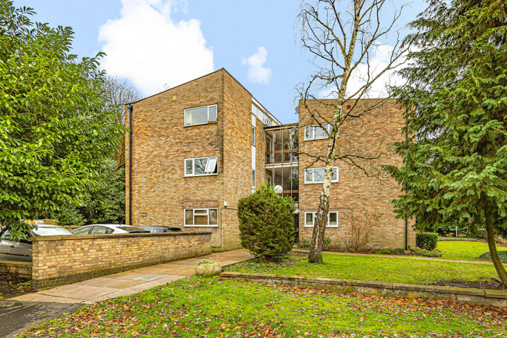 2 bedroom apartment for sale in Pine Grove, Weybridge, KT13