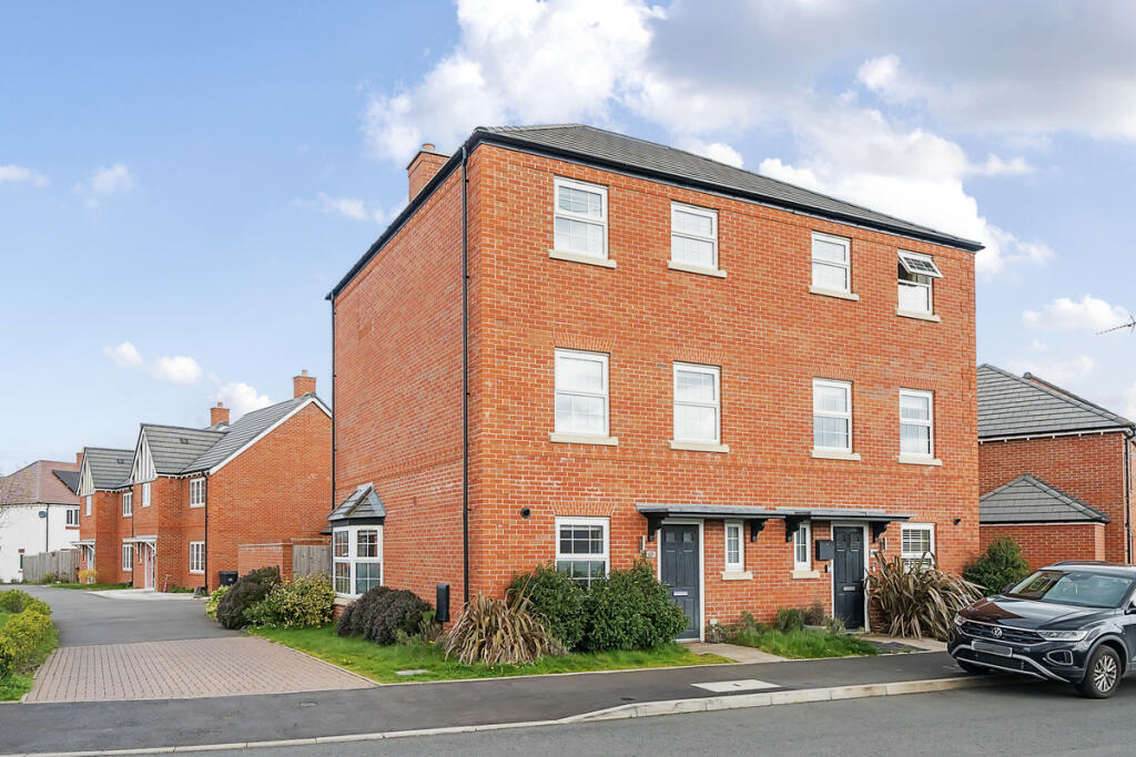 4 bedroom semi-detached house for sale in Perrins Way, Worcester, WR3