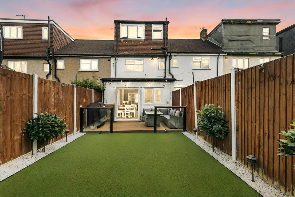 3 bedroom terraced house for sale in Arlington Drive, Carshalton, SM5