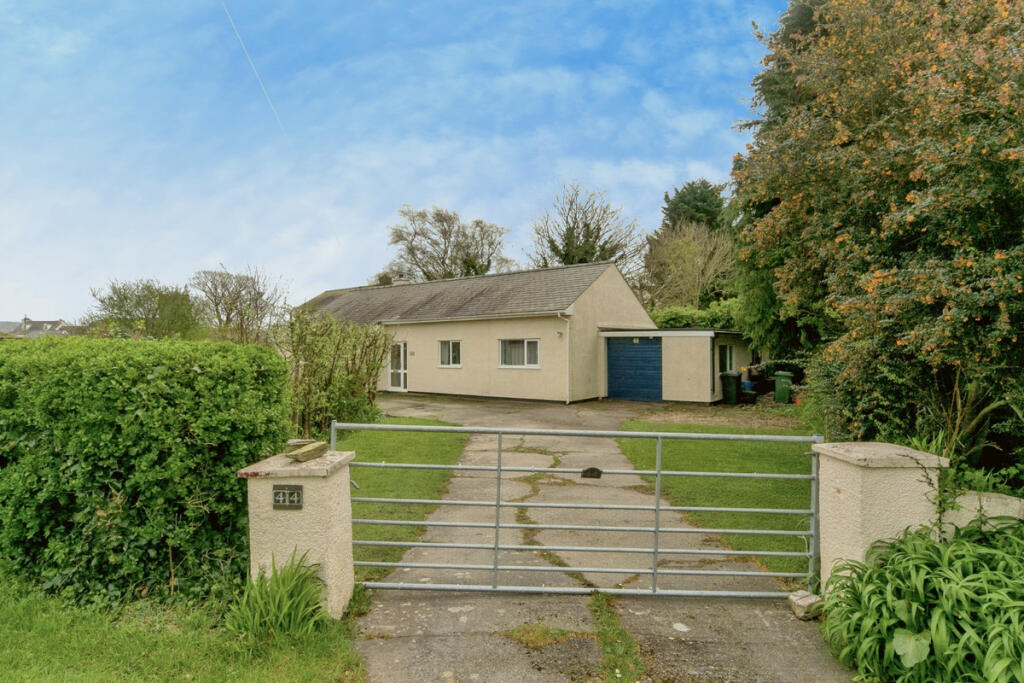 3 bedroom detached bungalow for sale in Gwylfa Estate, Amlwch, LL68
