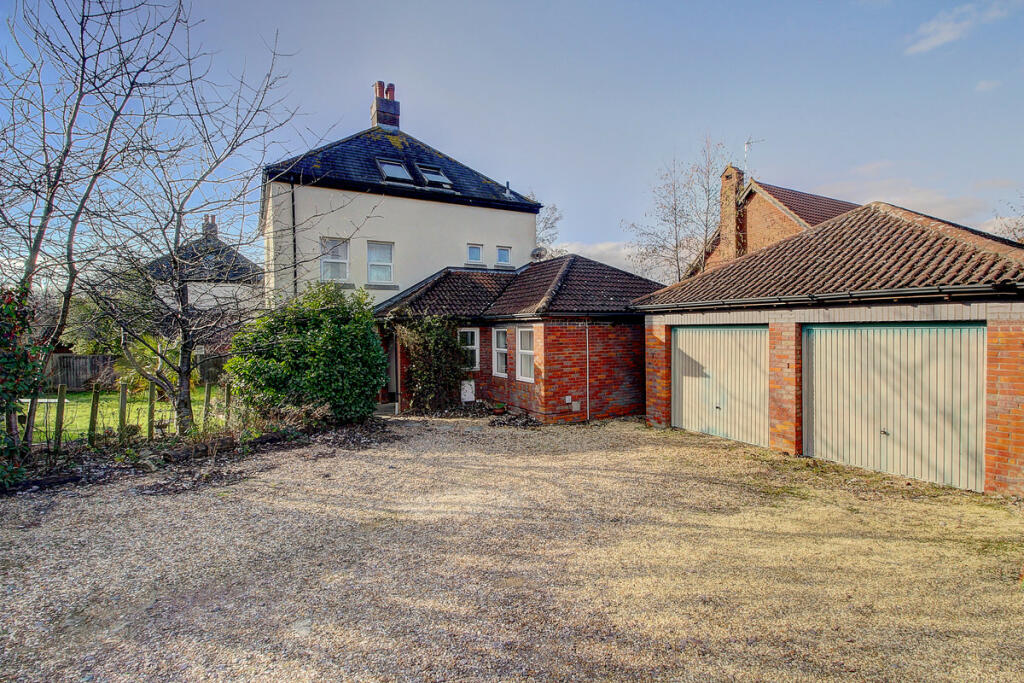 5 bedroom detached house for sale in Beaumaris Grove, Shenley Church