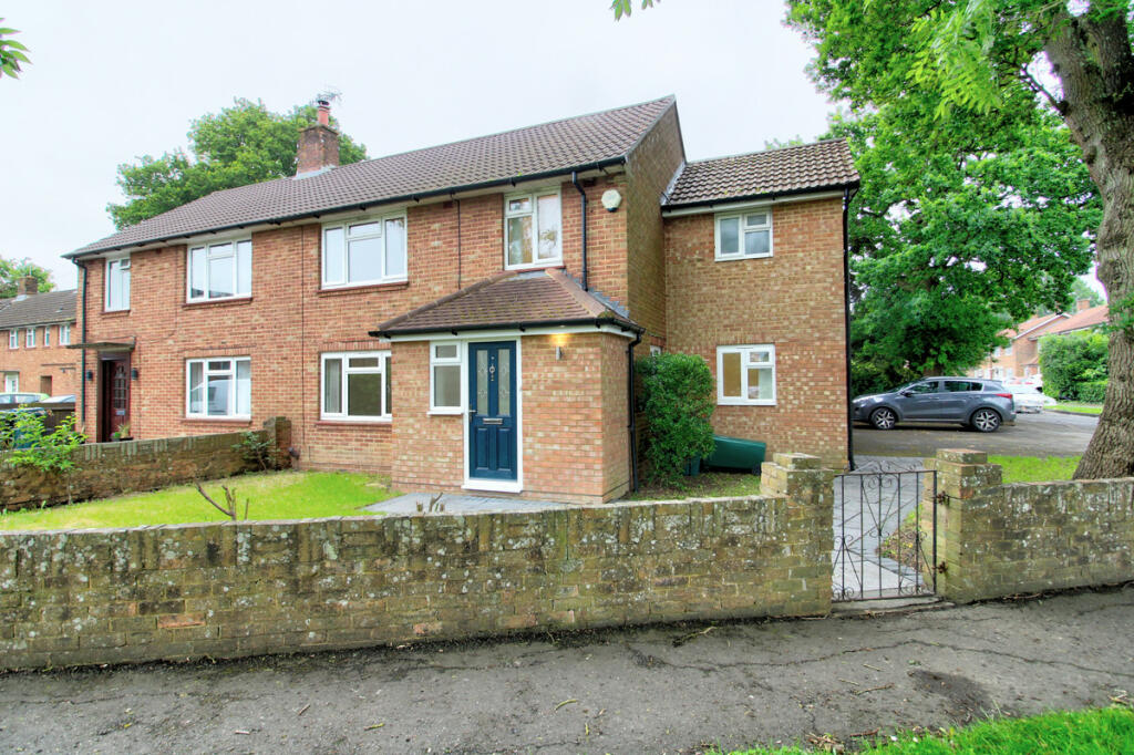 4 bedroom semidetached house for sale in Bramber Close, Crawley, RH10