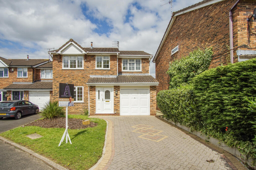 4 bedroom detached house for sale in Brownlow Close, Poynton, SK12