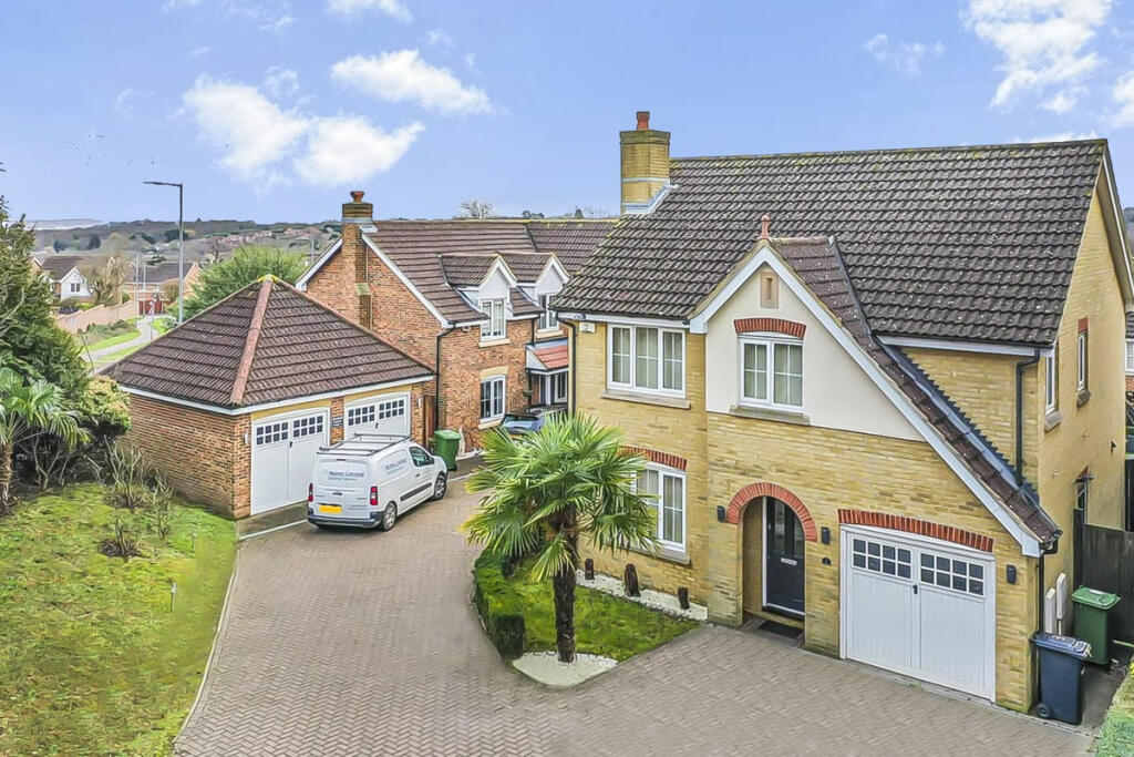 Main image of property: Broadgreen Road, Goffs Oak, EN7