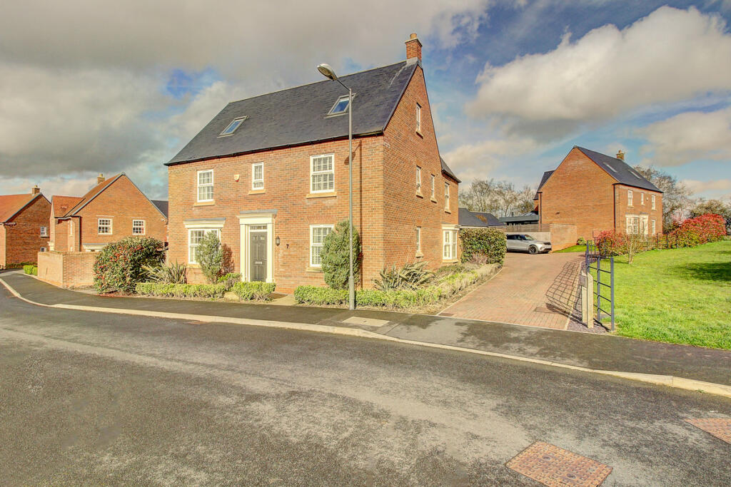 6 bedroom detached house for sale in Bobbins Way, Buckingham, MK18