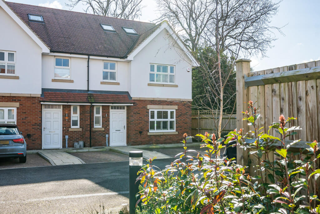 Main image of property: Rosecroft Close, Bovingdon, HP3